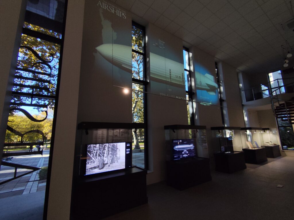 immagine dell'interno del museo di Yambol con videoproiezioni sulla parete per la mostra Airships
